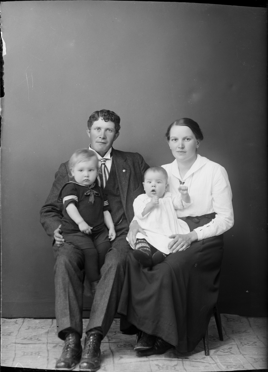 Familjen Eriksson från Vigelsboäng, Valö socken, Uppland 1922