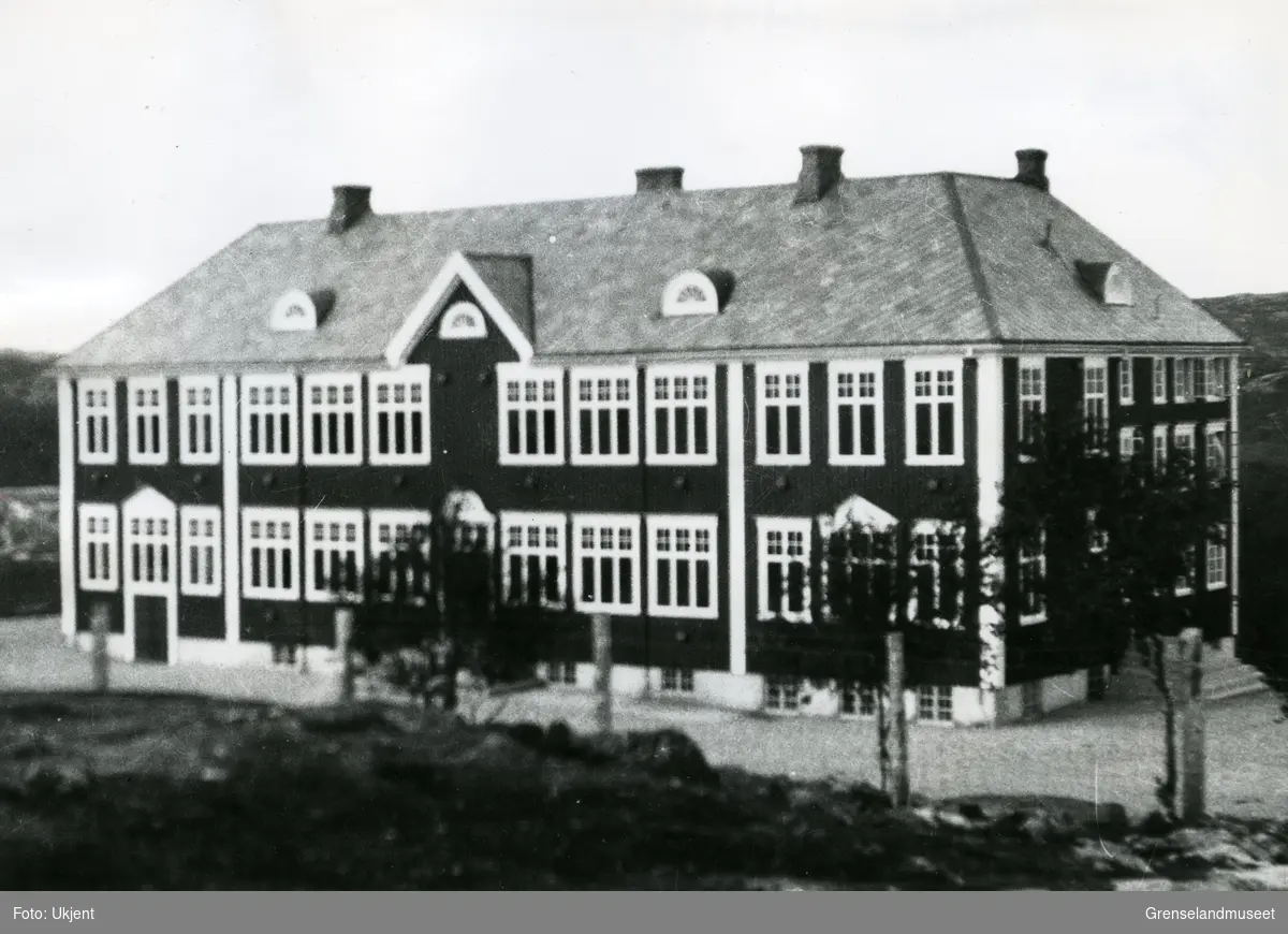 Bjørnevatn skole 1930-1944. Hauans Materialhandel, Hammerfest, utarbeidet tegninger og arbeidsbeskrivelse som ble godtatt av byggkomiteen. Bygget ble tatt i bruk i 1931 og sto til det  ble ødelagt under krigens herjinger i 1944.