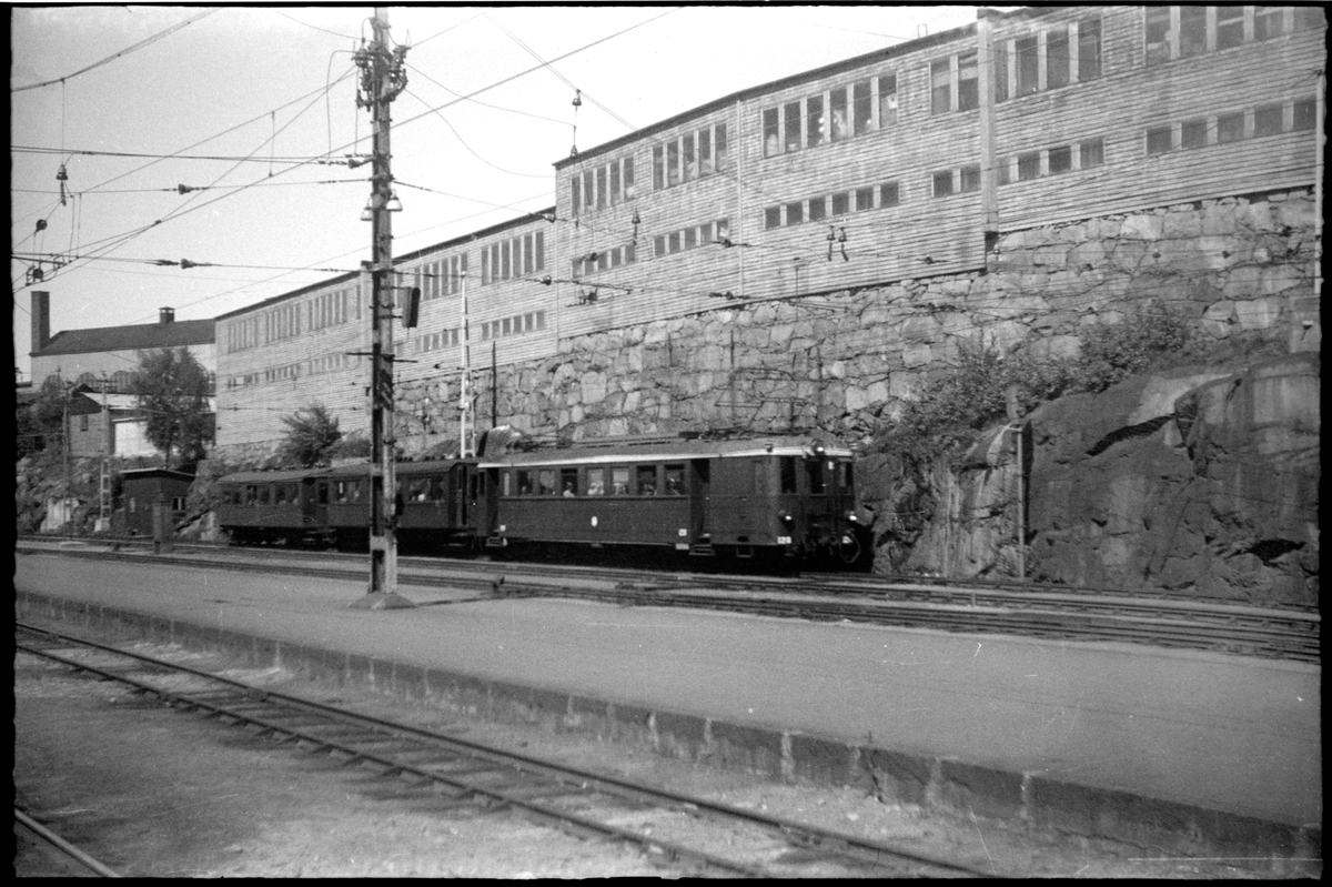 Stockholm – Roslagens Järnvägar, SRJ motorvagnståg vid Östra station i Stockholm. SRJ X4p 128.