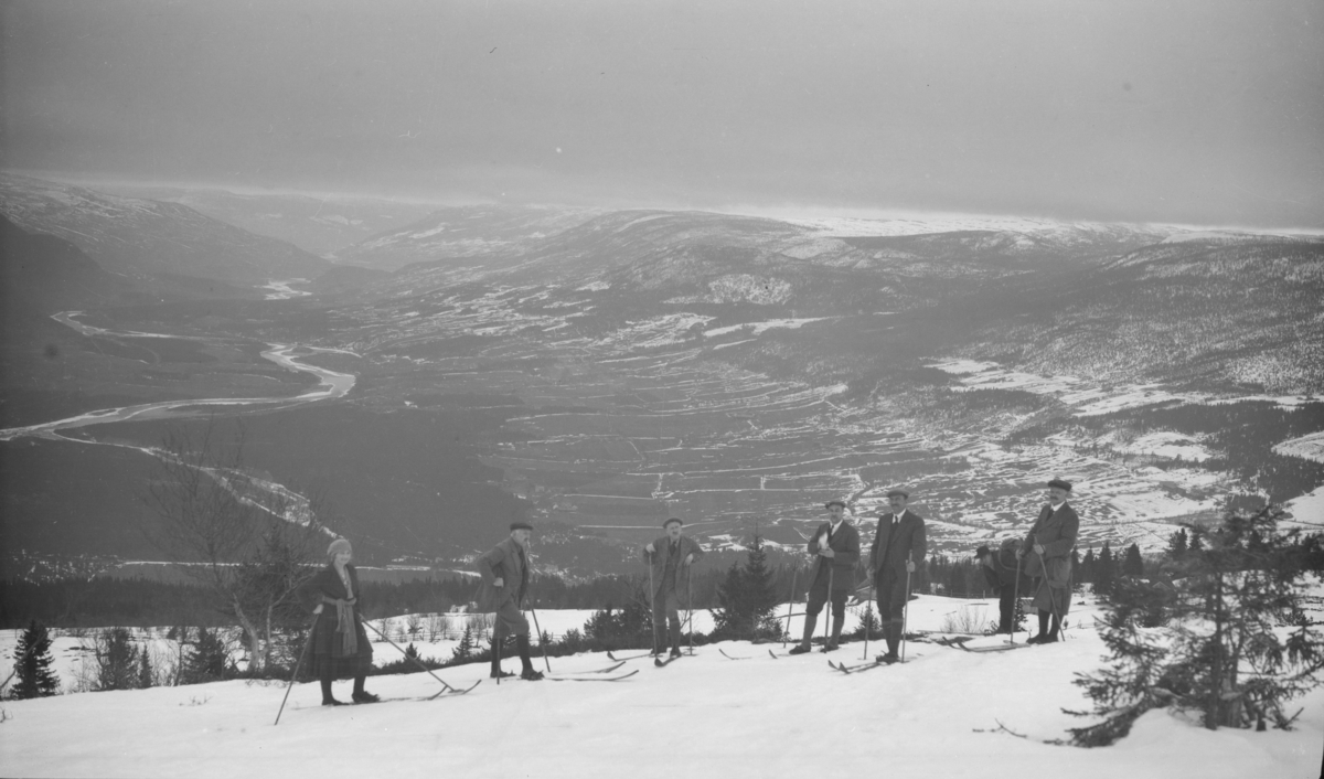 Sju ungdommer på ski. Antatt utsyn mot Ruste. Og Vinstra til venstre.
