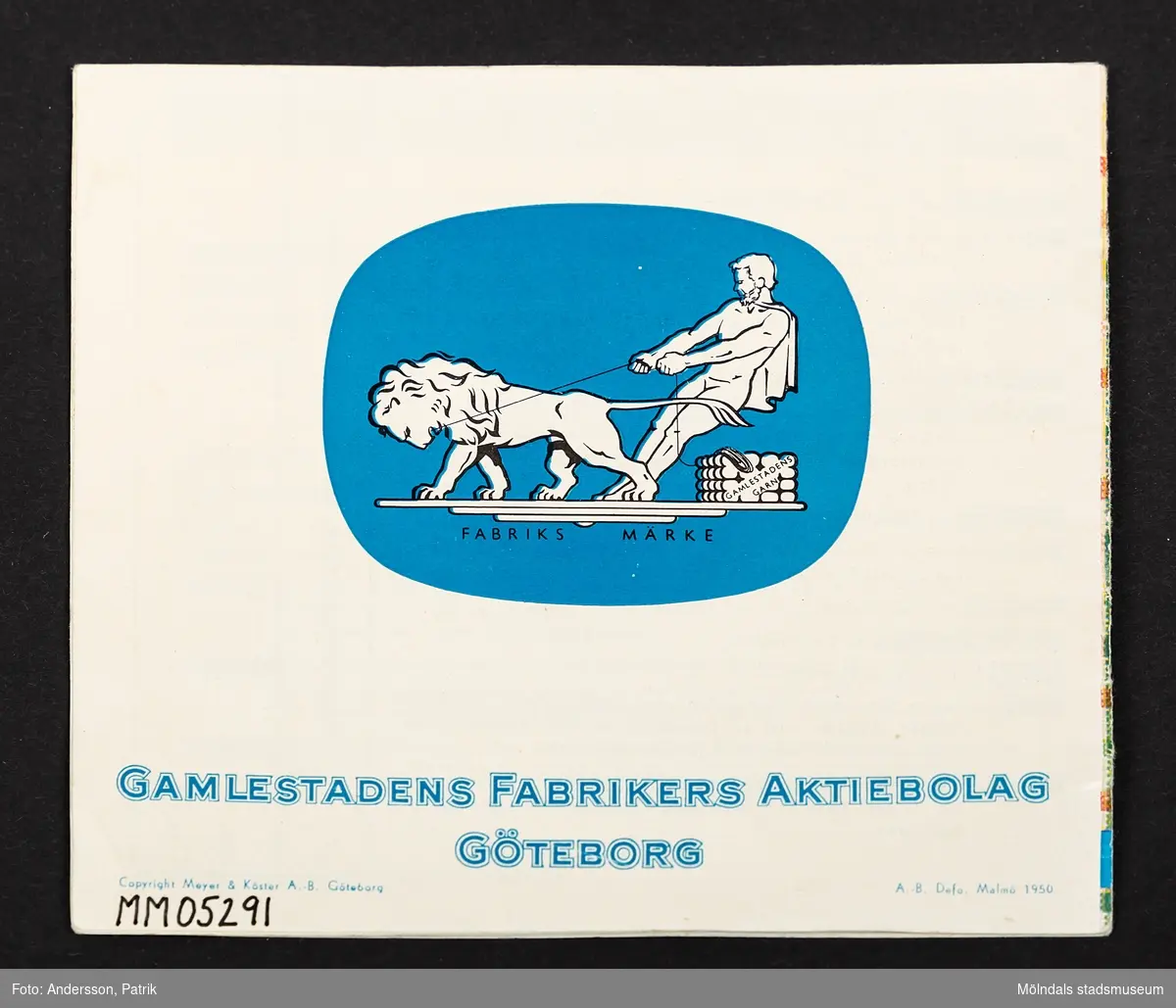 Produkt och mönsterhäfte från Gamlestadens fabrikers aktiebolag med titeln Gamlestaden och Carma (reklamhäfte). På framsidan syns en kvinna med en klänning i rutigt tyg som är likadant som bakgrunden. Titeln står i en vit kvadrat.