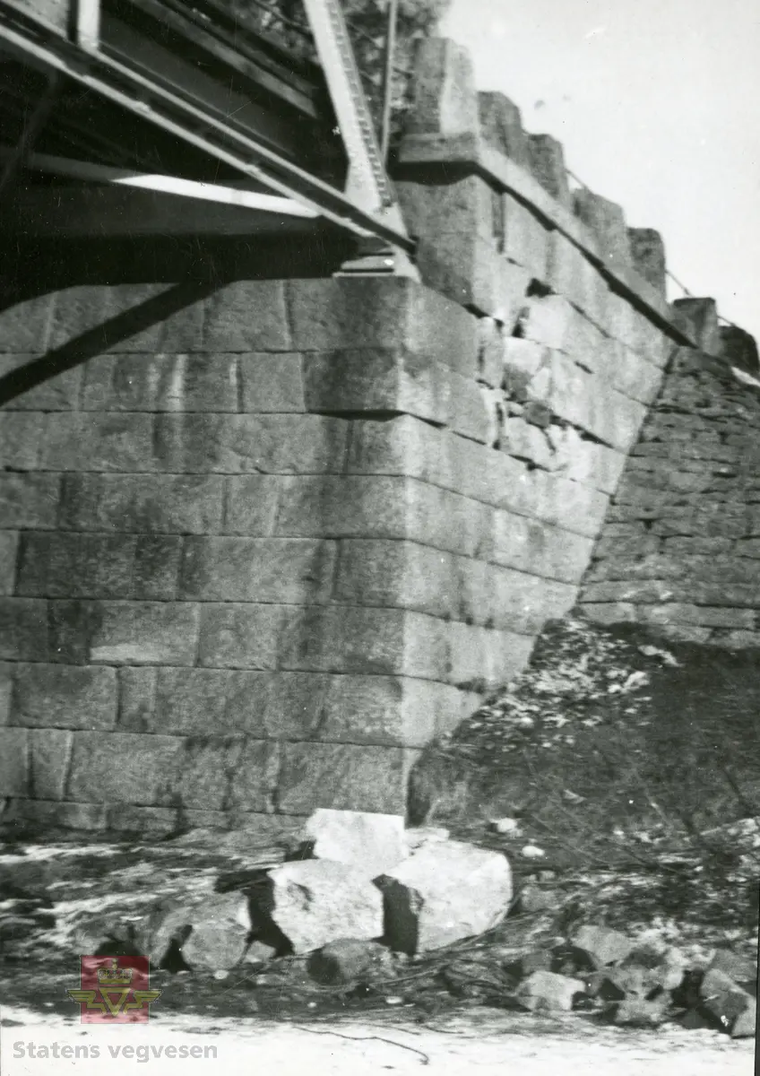 Flisa bru mars 1944. 
Bilde er merket på baksiden med følgende håndskrevet tekst: "Vestre kar skadet mars 1944 av tyske militære. Fotografert mot hjørnet på nedstr. side." Fotoarkiv 307.
Bilde 2) Baksiden på bildet av Flisa bru 1944.