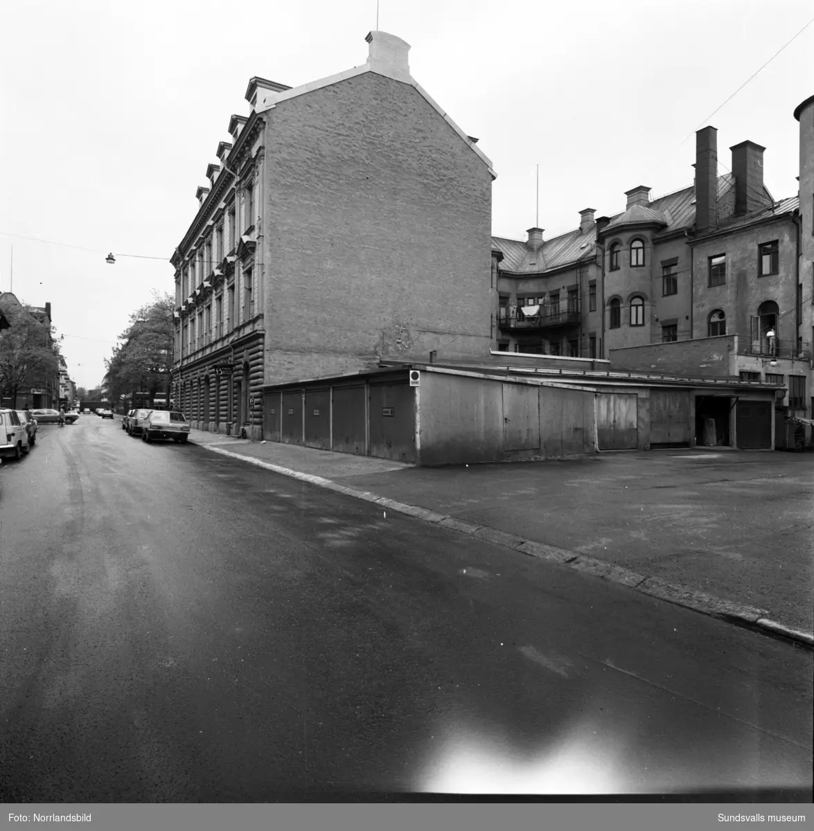 Kvarteret Vesta fotograferat från Trädgårdsgatan och västerut. Med adressen nummer 22 återfanns då Palms brödbutik.