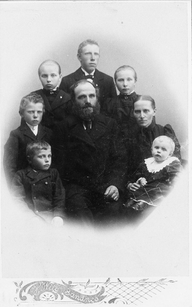 Familie. Faren Karl Knutsen Holen (1855 - 1937) sit i midten. Frå v. Karl Holen (1895 - ), Halvard Holen (1892 - ), Johanna Holen (1888 - ), Kristoffer Holen (1885 - ), Jorina Holen (1890 - ), mora Jorina Holen f. Serigstad (1861 - 1905) med Arne Holen (1900 - ) på fanget,