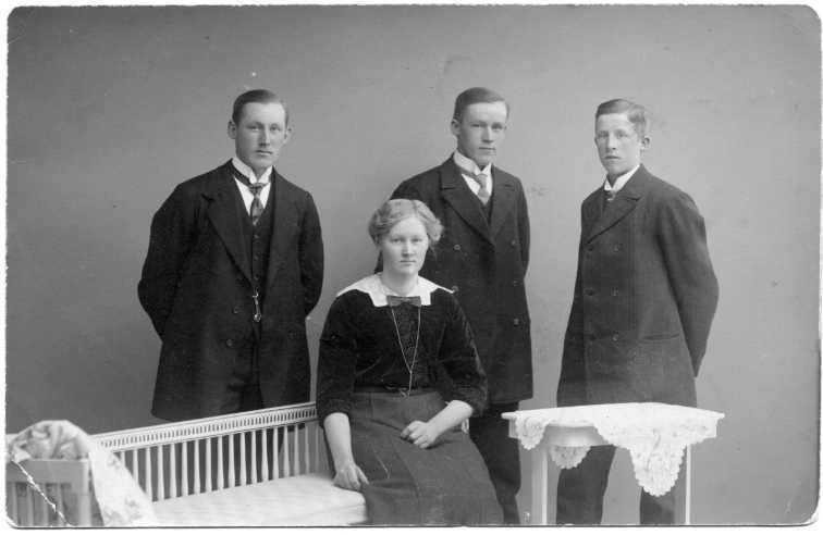 Förmodligen syskonen Josef, Ester, Ernst och David från Kaxtorp.