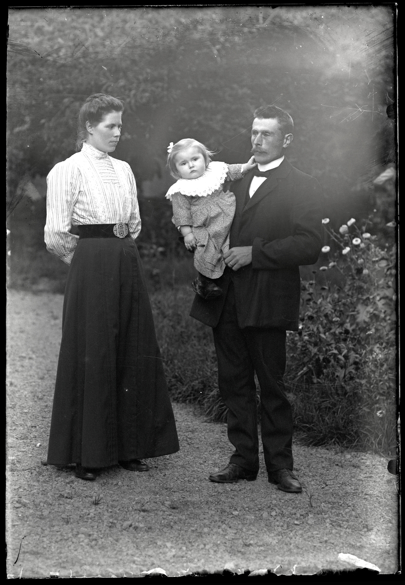 Maria och Erik på Innehagen, med dottern Anna