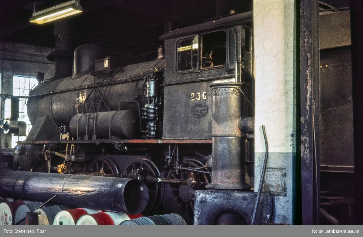 Damplokomotiv type 24b nr. 236 i lokomotivstallen på Sundland i Drammen,