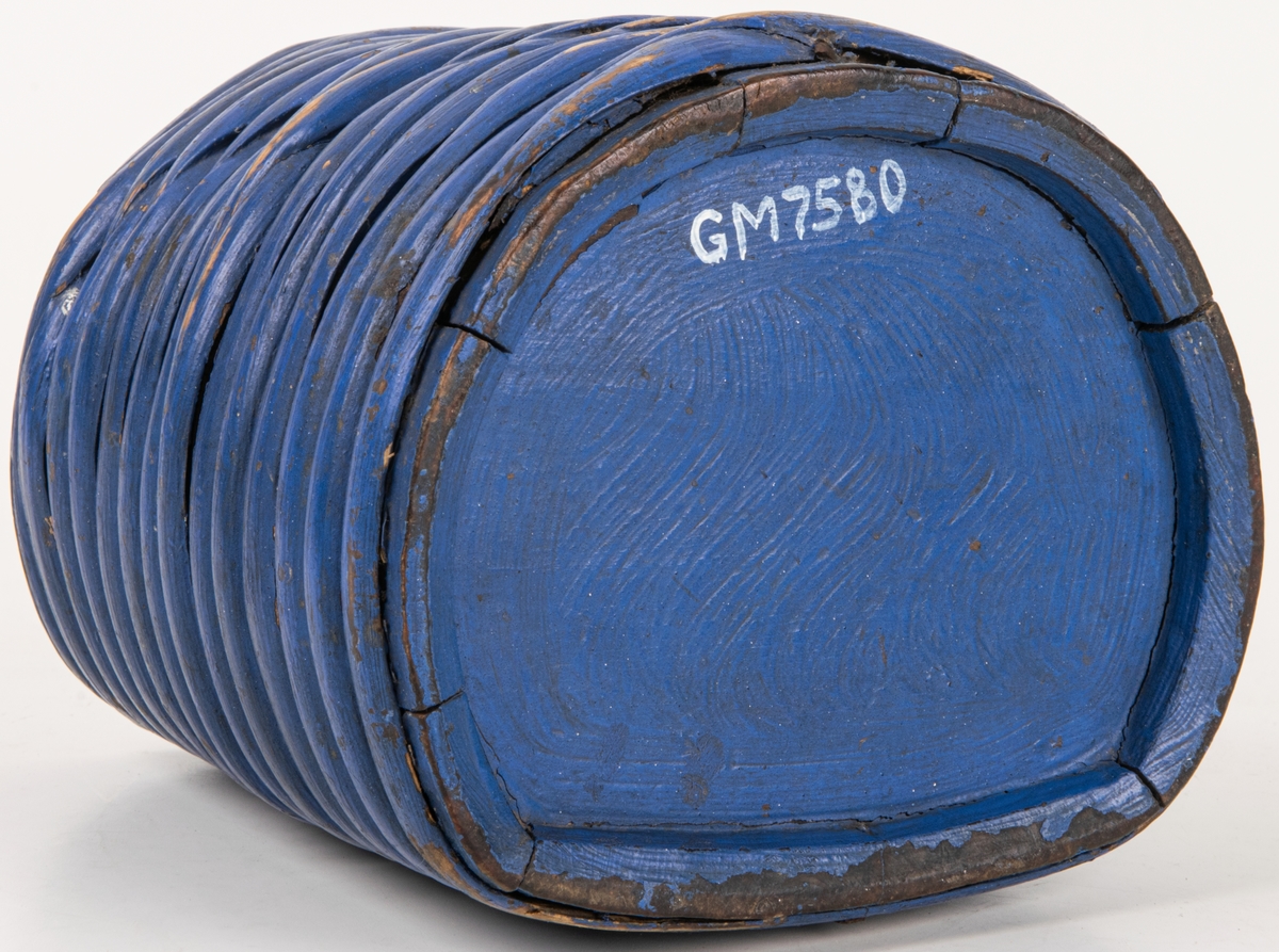 Brännvinskutting laggad, för vätska, trä, flätad rot, blå färg, rund med platt rygg.
14 träband.