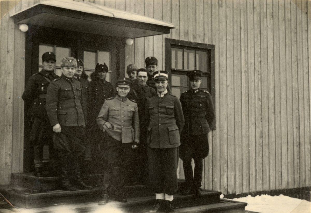 Text i fotoalbum: "Studieresa med general Alm till Finland 1.-12. mars 1939. Hos lottorna i Tohmajärvi efter en god lunch."
