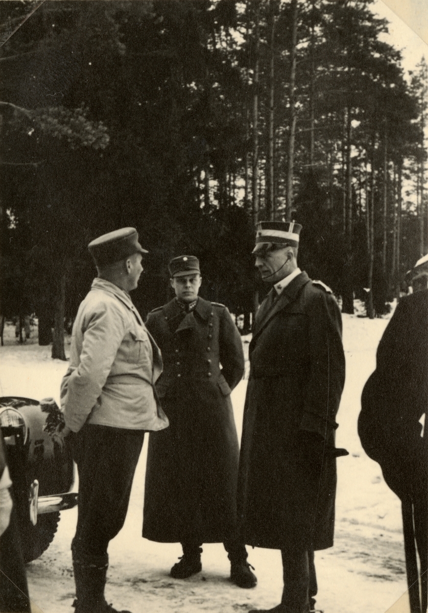 Text i fotoalbum: "Studieresa med general Alm till Finland 1.-12. mars 1939. Finske arméchefen general Österman, kapten Boijer och general Alm."
