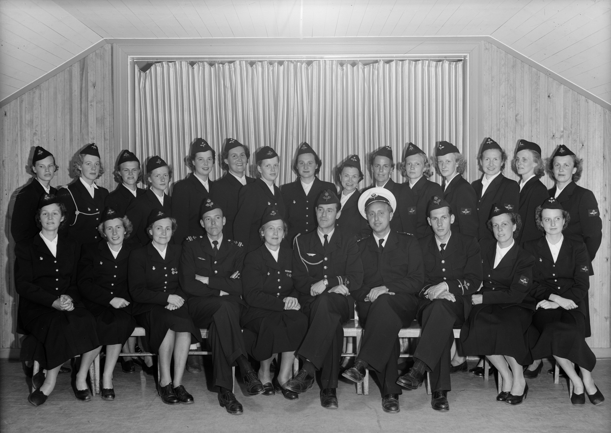 Elever och lärare vid lottakursen på F 3 Östgöta flygflottilj, 1953. Grupporträtt inomhus.