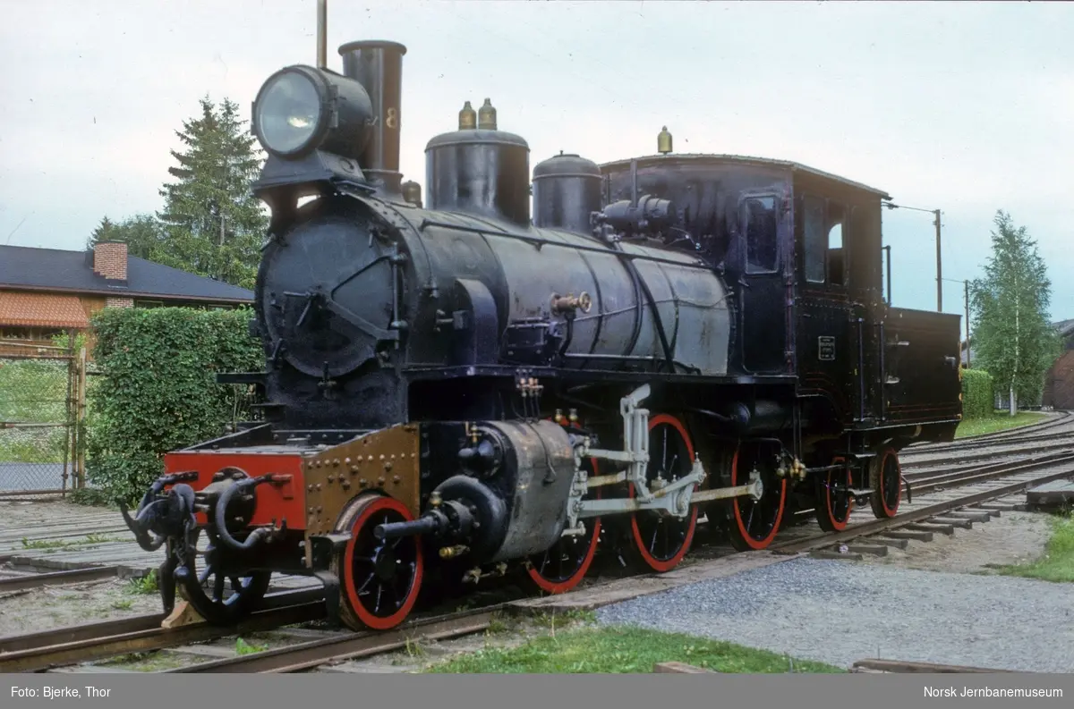 Rørosbanens damplokomotiv type XXVI nr. 81 ute på Jernbanemuseet i forbindelse med ombytting av utstillingsplasser