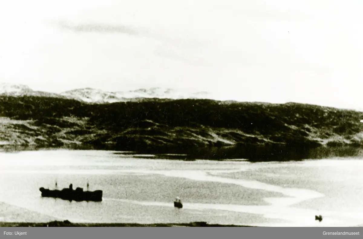 Utsikt fra Høybuktmoen.  En stor og to mindre fartøy på vannet.  