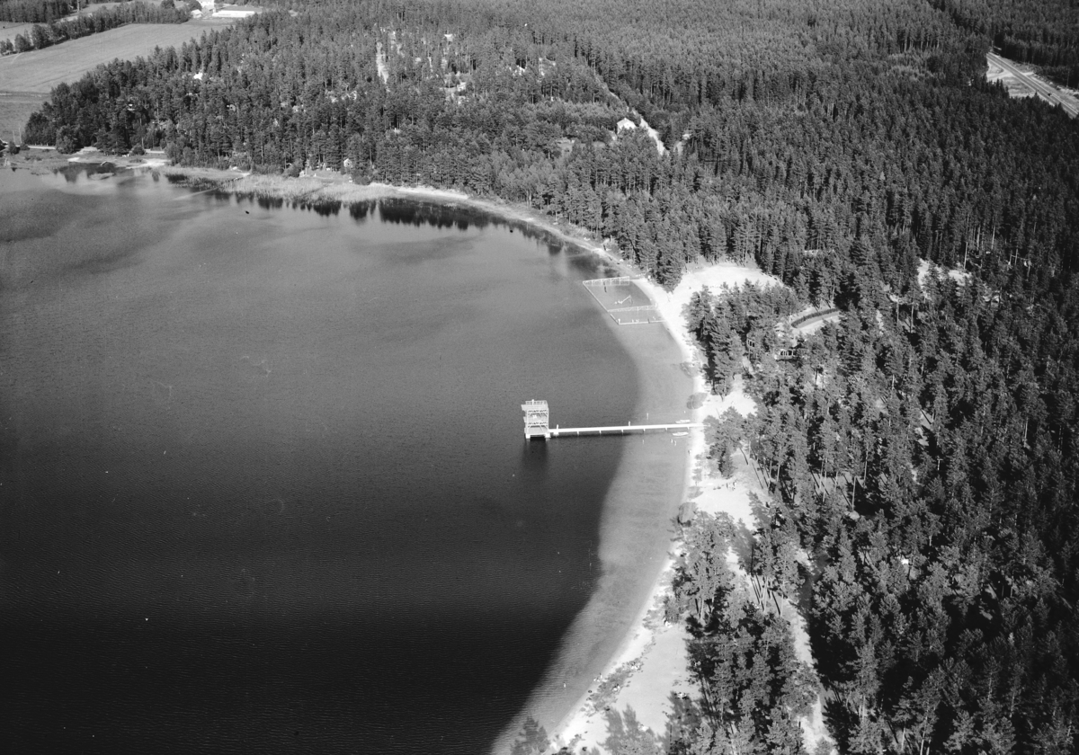 Flygfoto över Axamobadet i Jönköping. Nr 242/1956