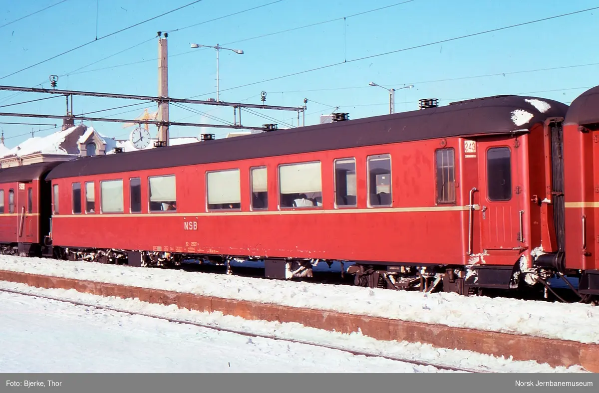 Personvogn litra B2 nr. 25527 i tog 308 på Hamar stasjon