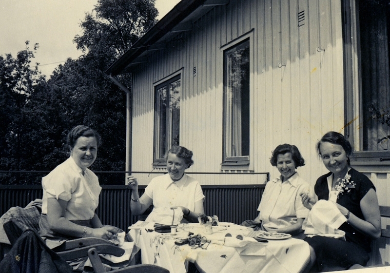 Kyrkliga syföreningen träffas för symöte hos Hallbäcks i Kyrkbacken, okänt årtal. Från vänster: 1. Nellie Kullbring (1919 - 1993). 2. Irma Wedrup (1906 - 1995). 3. Ingegerd Levén, Prästgården (1915 - 2007). 4. Mary Ekman, Vommedal (1920 - 1988).