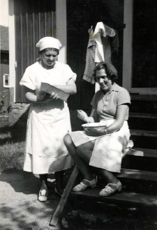 Sommargäster vid Tulebo Nordgård "Karls", "Nilssons" okänt årtal. Systrarna Linnéa Dahlberg Fernlund (1910 - 1983) och Eivor Dahlberg Bjerrhede (1921 - 2015) på trappan till Karl och Hulda Nilssons hus.