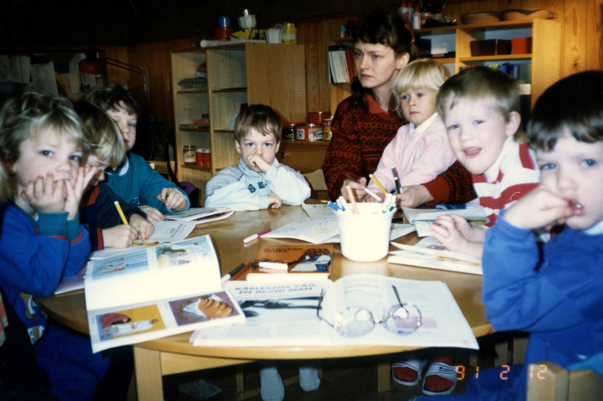 Kyrkans barntimmar i Kållereds församlingshem (Svenska kyrkan) år 1991. Kyrklig ledare: Ingela Nilsson Torvaldsson