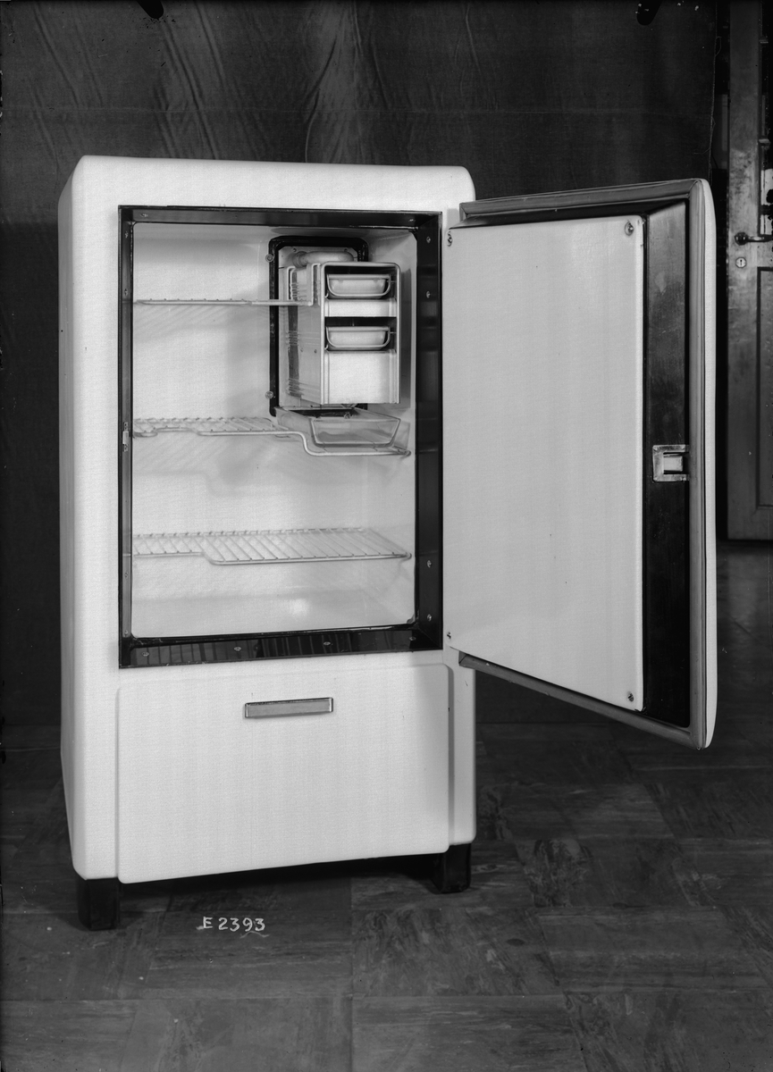 Kylskåp L 300 med öppen dörr.