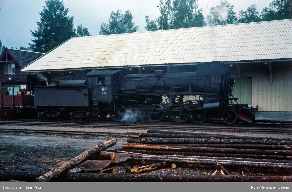 Damplokomotiv type 26c nr. 433 med godstog fra Kongsvinger til Elverum på Flisa stasjon.