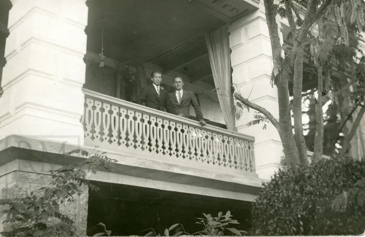 Hans Engnestangen og Michael Staksrud stående på balkongen der de bodde på Krim ved Svartehavet.