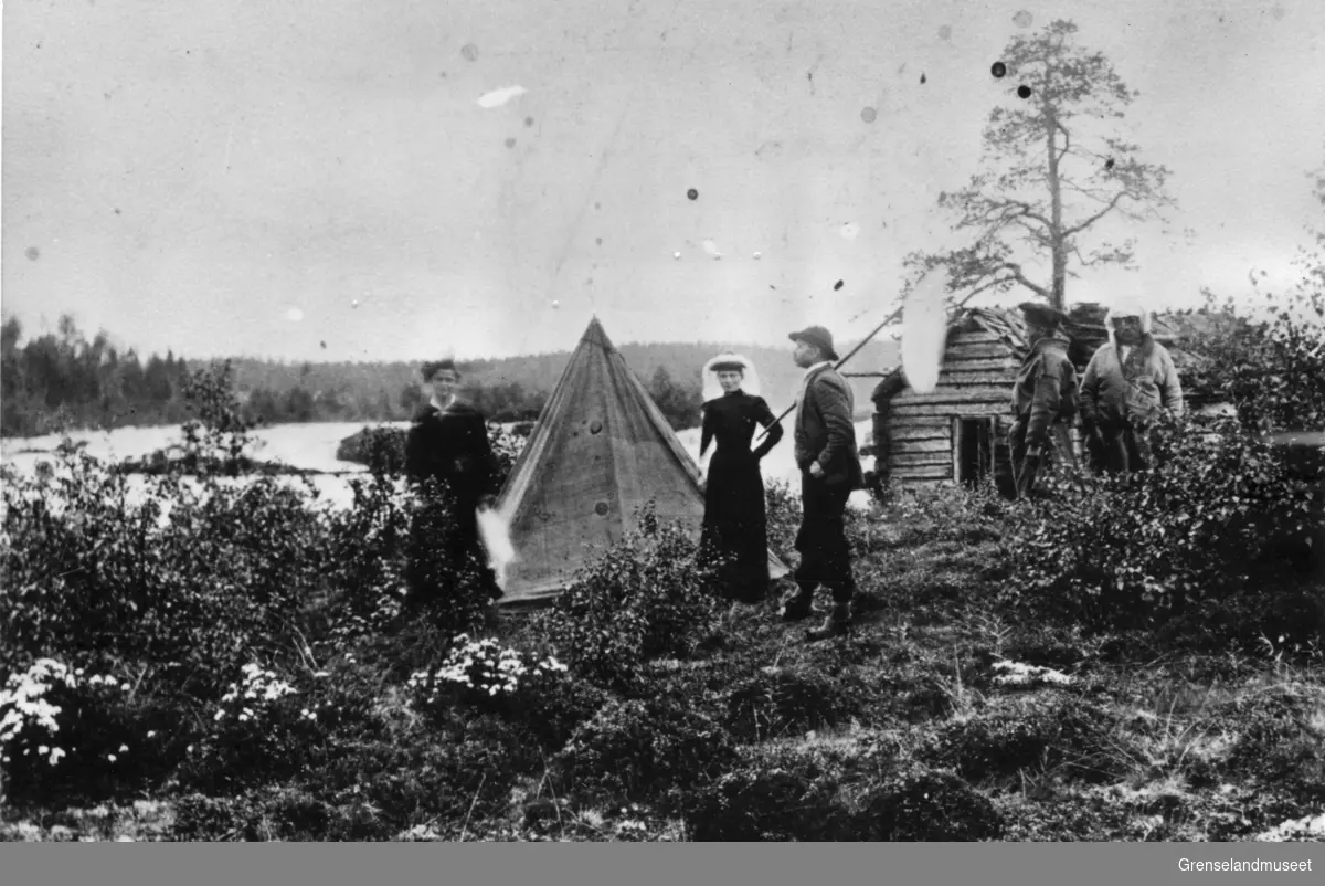 Ved Skogfosskoia i 1890-årene. Kvinnen med myggnetting er Ellisif Wessel.