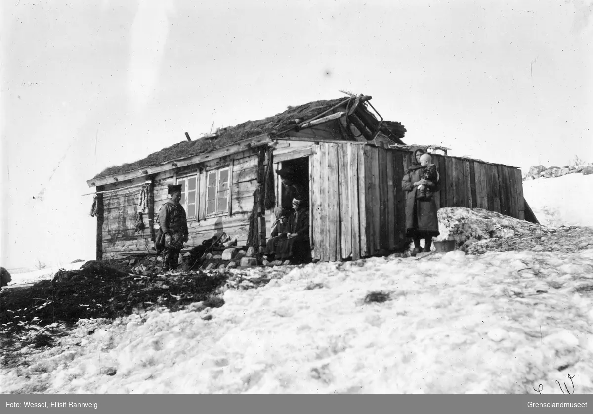 En samisk familie utenfor sitt hjem i Jarfjord. - Grenselandmuseet ...