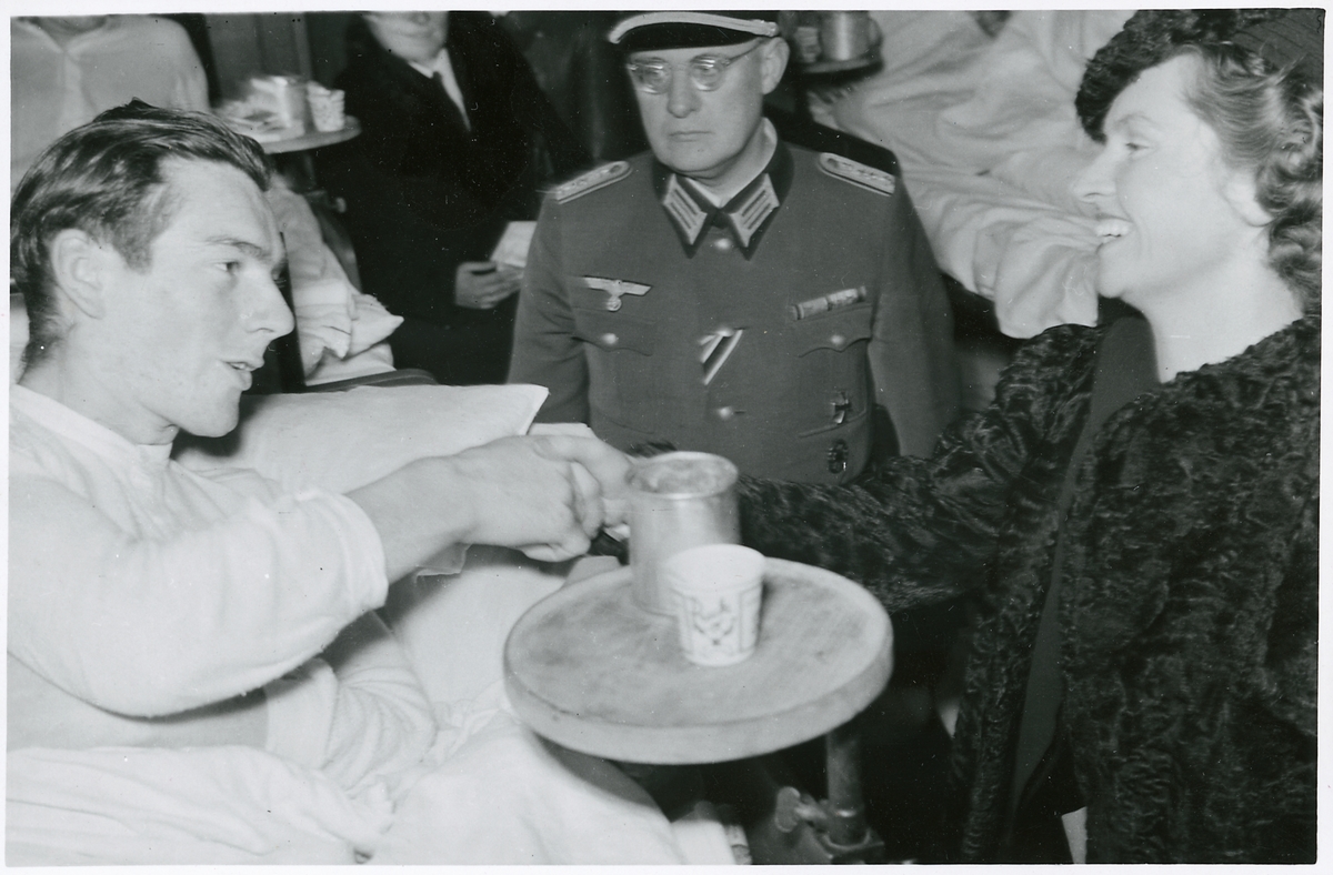 Prinsessan Sibyllas besök på tyskt sjukhuståg i Krylbo 13 november 1941, i sällskap med tysk nazistofficer.