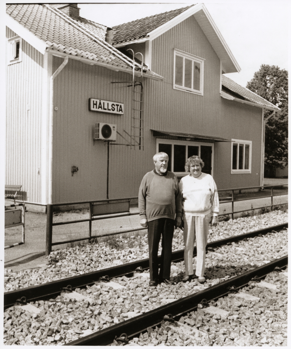 Stationshuset i Hållsta med nyrustad exteriör av Tage och Maj-Britt Lundvall som bor i huset. Tage är pensionerad från Trafikaktiebolaget Grängesberg - Oxelösunds Järnvägar, TGOJ.