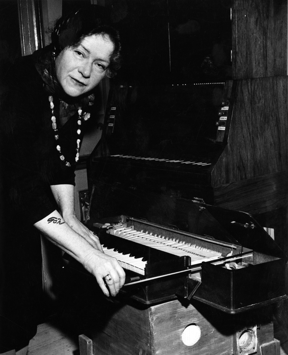 Victoria Bachke gir en demonstrasjon i  hvordan en pianofiolin (melotetraphone) spilles.