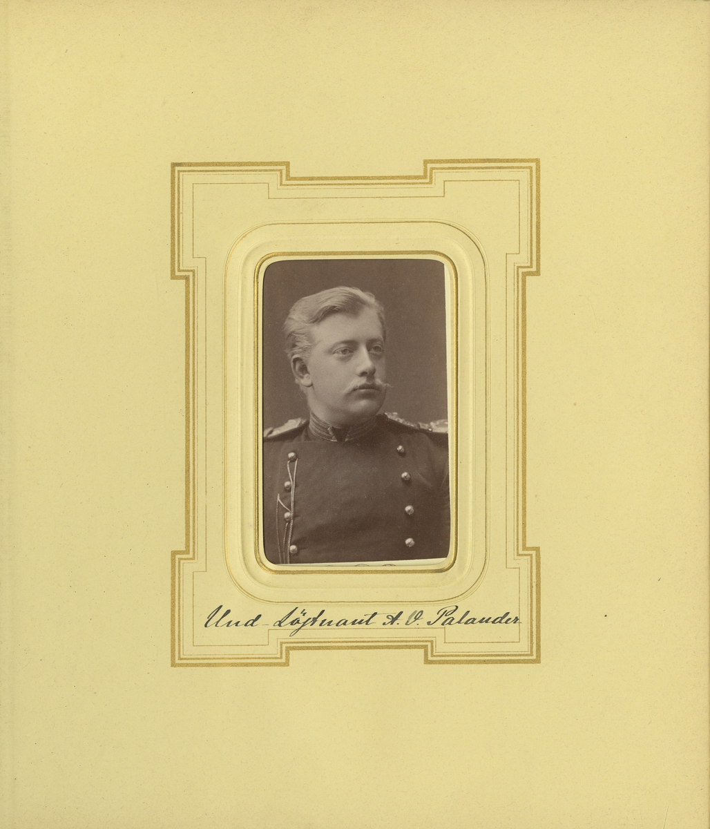 Porträtt av Axel Wilhelm Palander, underlöjtnant vid Smålands grenadjärbataljon.

Se även bild AMA.0021776.