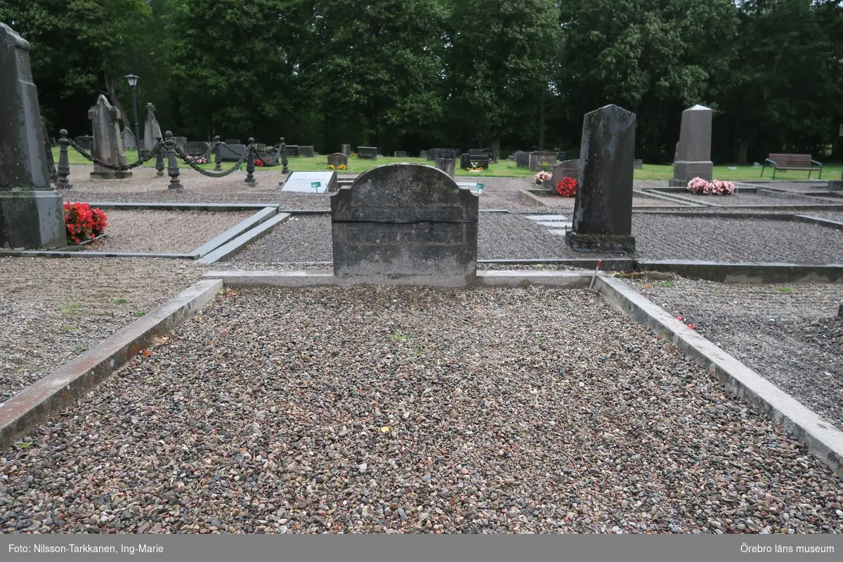 Vikers kyrkogård Inventering av kulturhistoriskt värdefulla gravvårdar 2016, Västra 56-120.