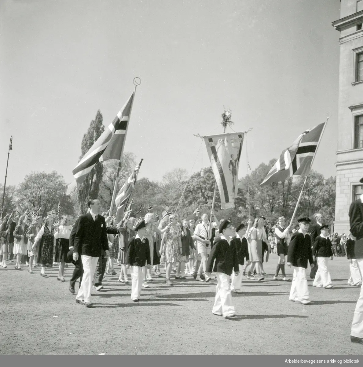17. mai 1947. Elever fra Kampen Skole marsjerer foran Slottet.