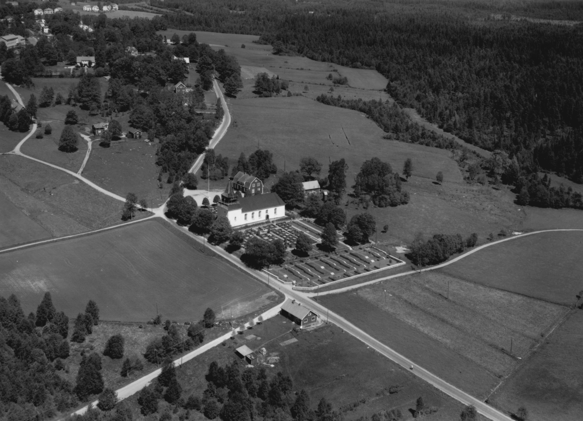 Flygfoto över Kulltorps kyrka i Gnosjö kommun, Jönköpings län. Nr: 307/1957