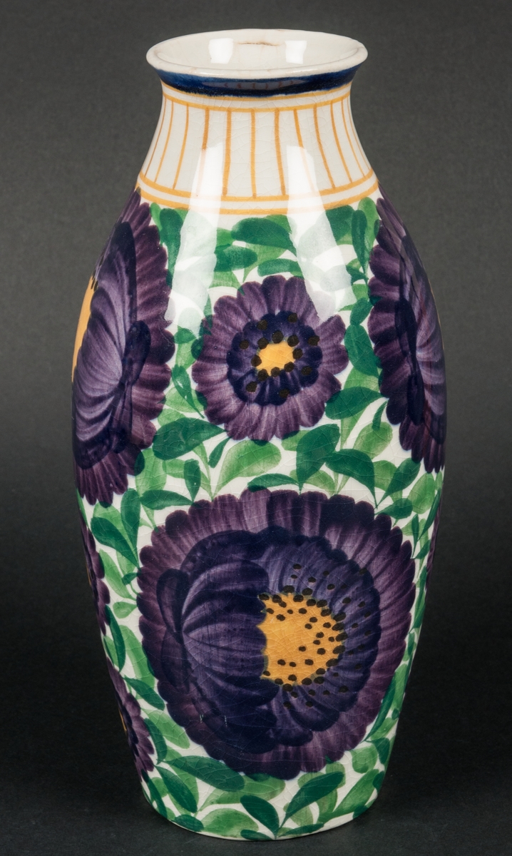 Två handmålade vaser, modell Y, signerade för hand Trost 1922. Dekor av lilafärgade blommor mot en grön bakgrund av små blad, svart rand vid mynningen och gula ränder på halsen.