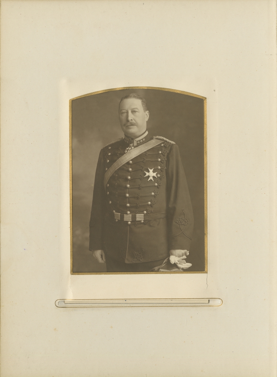 Porträtt av Hugo Gustaf Theodor Ekström, överste vid Upplands artilleriregemente A 5.

Se även bild AMA.0001025, AMA.0001026 och AMA.0002034.