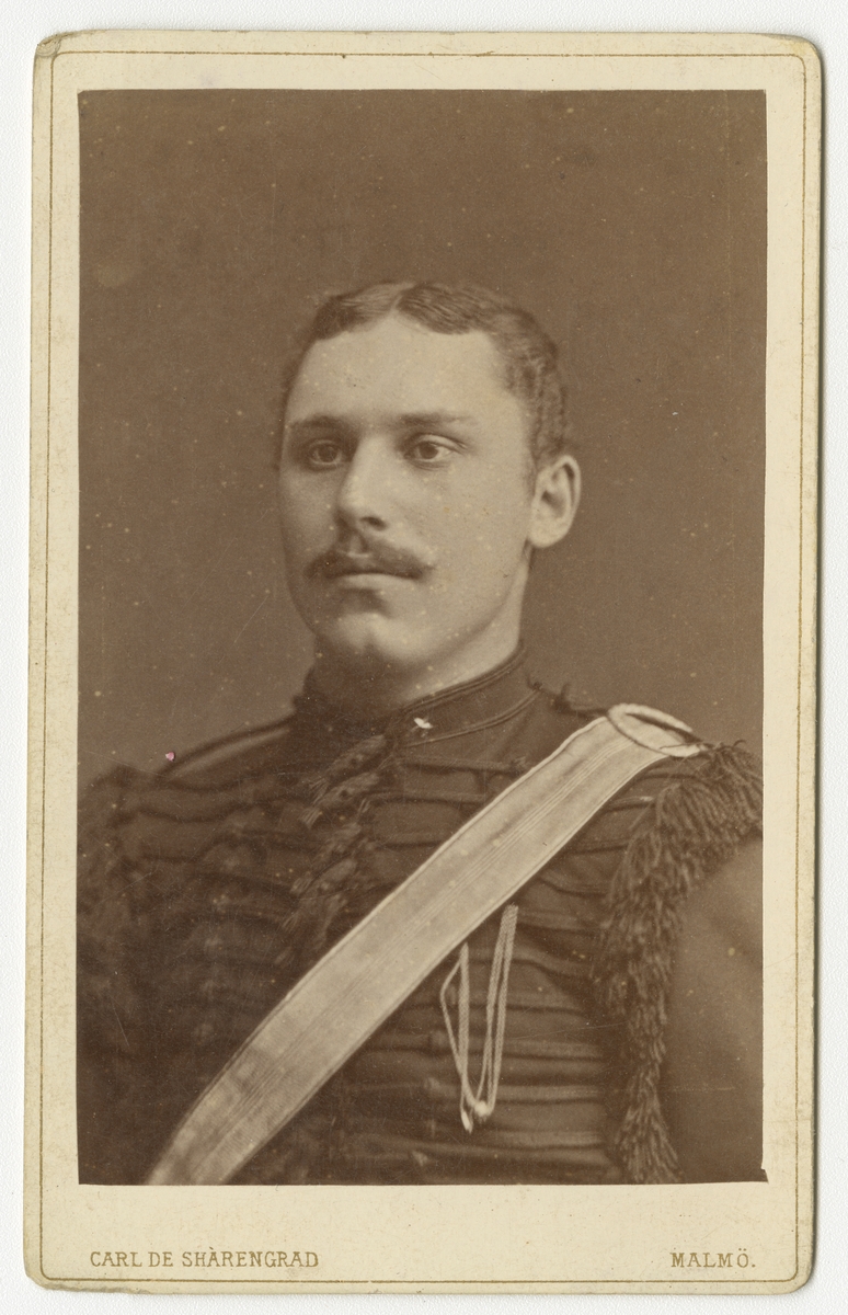Porträtt av Otto Fredrik Wihlborg, underlöjtnant vid Skånska dragonregementet K 6.

Se även bild AMA.0021757.