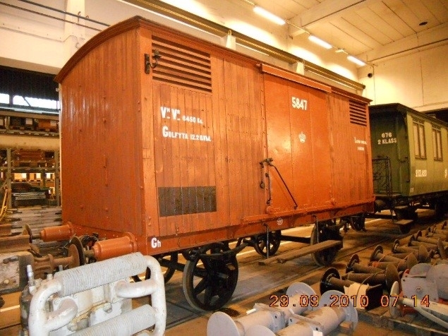 Sluten obromsad godsvagn av 1870-talsmodell, SJ Gäh 5847. Vagn 5847 har utrustning till sex spiltor. Ventiler i ändarna av långsidorna.
EVN nummer: 43 74 1001 847-1