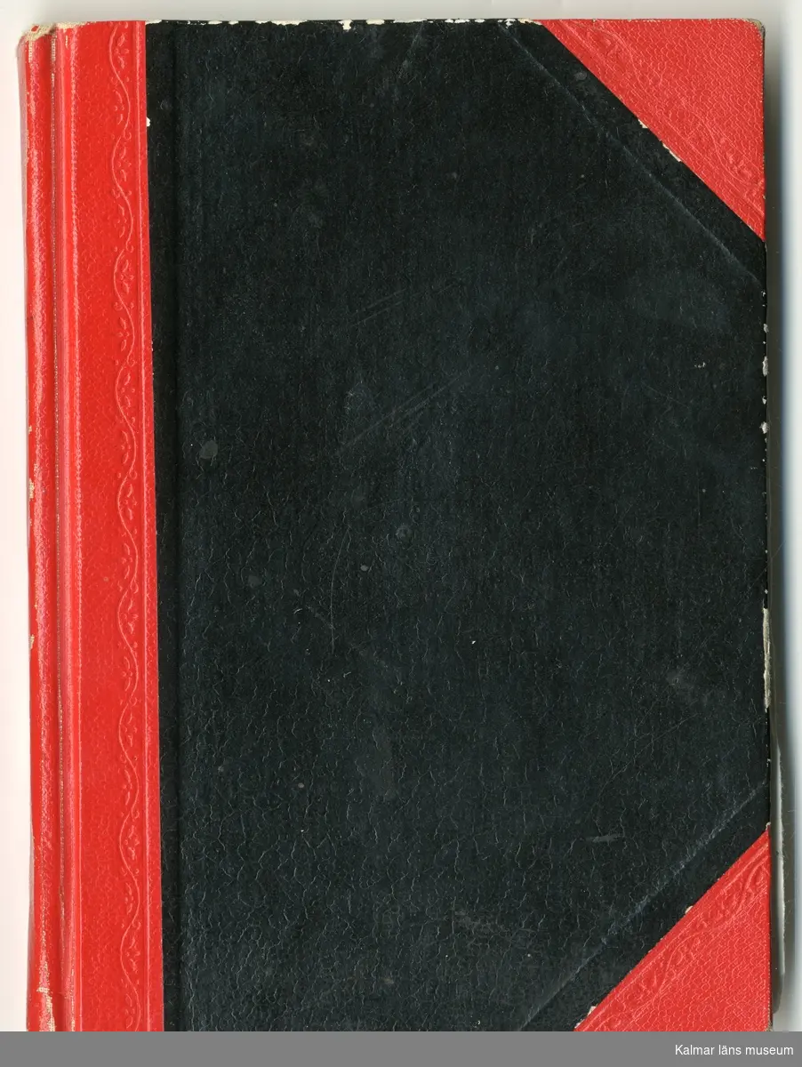 KLM 46157:473. Skissbok, papper, färg. Skissbok med linjerade sidor och pärm i svart och rött. Innehåller anteckningar och skisser, gjorda av Raine Navin.
