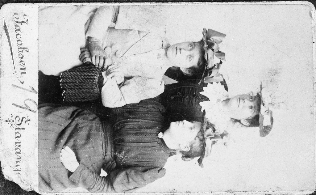 Anna Tunheim med to veninner ca 1890. Merk hattane.