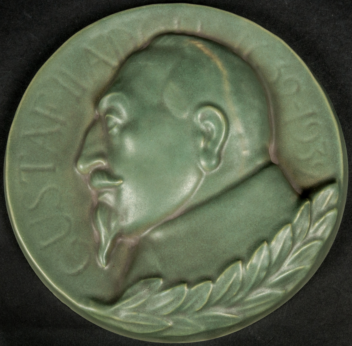 Relief. Gustav II Adolf. Fajans. Grön glasyr. "Gustav II Adolf 1632-1932".