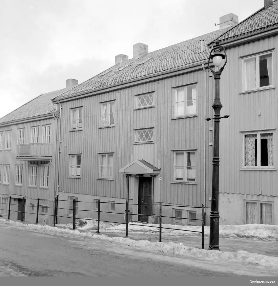 Foto av en bygård, mest trolig i Kristiansund. Datering er trolig mellom 1955-1965. Fotograf er Nils Williams i Kristiansund. Fra Nordmøre museums fotosamlinger.