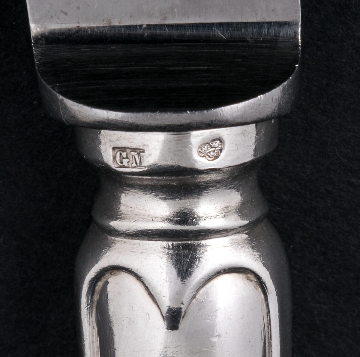 24 stycken matknivar av silver. Linjeartat ornament på skaftet. Gammelfransk modell.
Stämplad: GM F7 Kontrollstämpel, Sthlm.

Monogram: PE