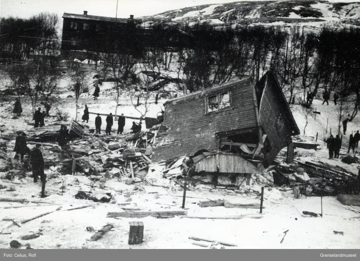 Etter et bombeangrep i Kirkenes 27.12.1942. Peder Andersens hus i Klavenessgate har fått en fulltreffer. i bakgrunnen sees Kraft Johansens bolig. 