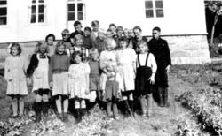 Nærøy, klassebilde av småskolen med lærer: Sørmo og Sigrid E