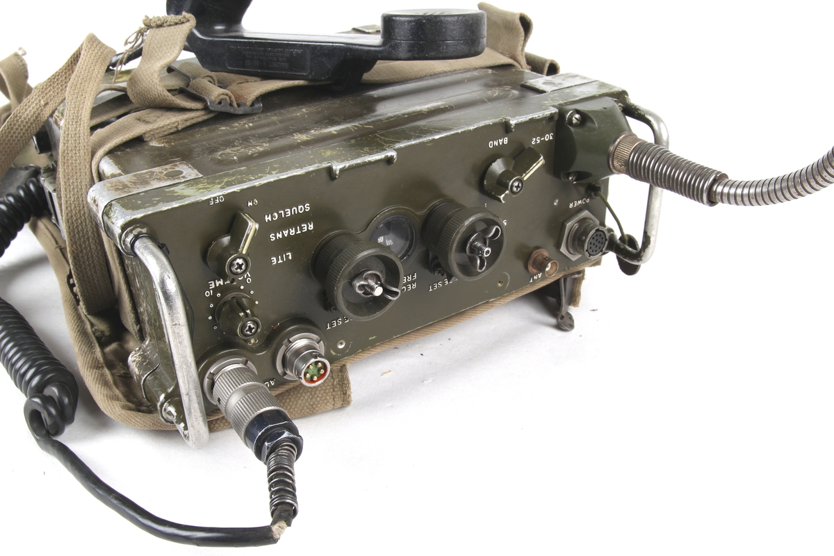 kommunikasjonsradio med telefonrør og ryggsekk. Amerikansk radio benyttet i Vietnamkrigen. Kom i tjeneste fra 1968.  Benyttet av det Norske Forsvaret. Rekkevidde ca. 8 kilometer.