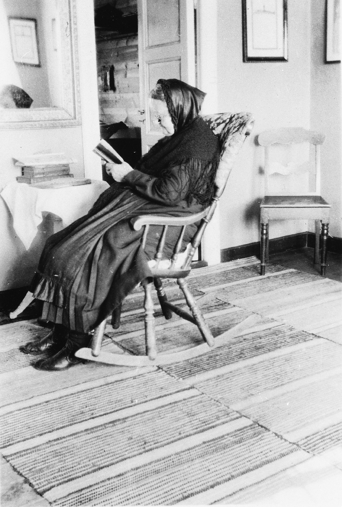 Maja Tjensvoll (1849 - 1943) i gyngestolen i oppsetstova på Tjensvoll.