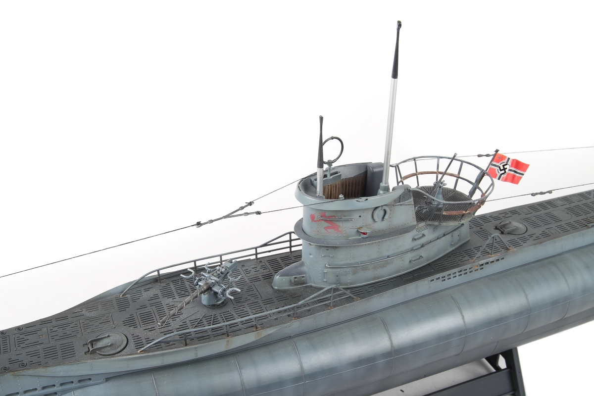 Modell av en tysk ubåt med tysk orlogsfalgg (1933-1945)