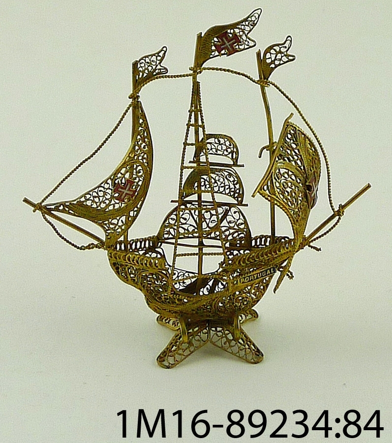 Souvenir, segelbåt av metalltråd, gul, från Portugal.