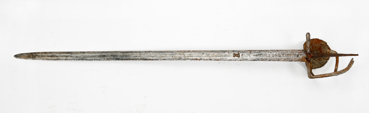Pallask. Kurv og håndbøyler (smidd i ett) fra 1728 dansk/norsk rytterpallask. Klinge fra siste halvdel av 1600-tallet. Hører ikke sammen.